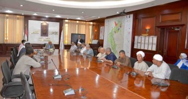 محافظ الأقصر يبحث مطالب وشكاوى أهالى نجوع عبادى والطينة وقرية العشى.. صور