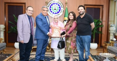 رئيس جامعة المنصورة يكرم الدكتورة آمال إسماعيل ويهديها درع الجامعة