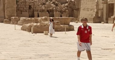 الطفل الإنجليزي مرتدياً تيشيرت محمد صلاح بمعابد الكرنك