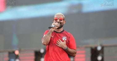 سكوت النهاردة يوم الملوك.. أحمد سعد يشعل حماس جماهير الفان زون خلال مباراة مصر والأرجنتين