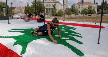 10452 غطاء زجاجة.. فنان يصنع علم لبنان على مساحة 70 مترًا