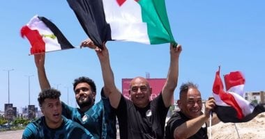 حسام حسن يرفع علم فلسطين