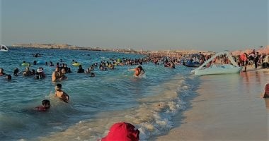 البحر يجذب آلاف المصطافين..إقبال كثيف على شواطئ مطروح والساحل الشمالي.. 