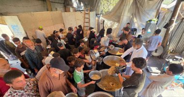 الجوع ينهك غزة.. طوابير طويلة أمام التكايا الخيرية لإطعام الأطفال والنازحين
