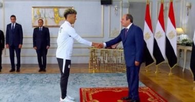 إمام عاشور أثناء تكريمه من الرئيس السيسي