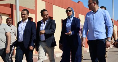 محافظ الوادي الجديد تتابع معدلات الإنجاز بمشروع المنازل الريفية بقرى مركز بلاط