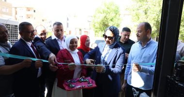 محافظ الوادي الجديد تفتتح منفذًا للسلع المخفضة وتوجه بالتوسع في القرى