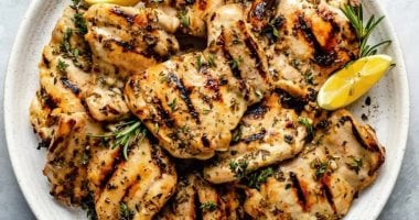 طريقة عمل شرائح السمك الفيلية بالليمون والأعشاب.. أكلة مثالية للمصيف 