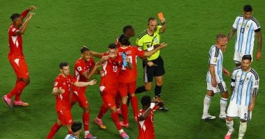 طرد مهاجم سويسرا للتمثيل