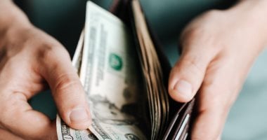 5 أبراج بيصرفوا فلوسهم بسرعة فى المصيف