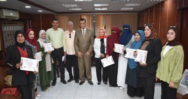 مدير تعليم سوهاج يكرم مشرفي التربية المسرحية لحصدهم المراكز الأولى على مستوى الجمهورية