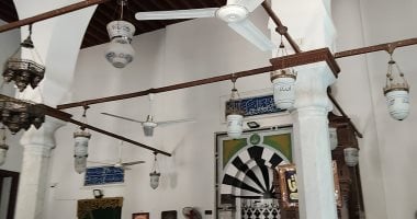 هنا مسجد أبو مندور.. حين يعانق نهر النيل المقام تلال رشيد.. أشهر المساجد الأثرية بالبحيرة.. أقيم 1897 على ربوة عالية فى عهد عباس حلمى وظل شامخا رغم الفيضانات.. ومنارة للقرآن الكريم ووجهة سياحية ودينية.. صور