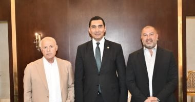 وزير الرياضة يبحث استعدادات المنتخب وتطور شراكات الأندية مع القطاع الخاص