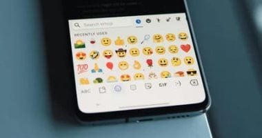 الوجه المتصدع والنيزك.. 9 رموز تعبيرية جديدة تصل إلى الهواتف قريبًا