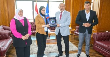 محافظ السويس يكرم أوائل الجمهورية بالتعليم الفني ويمنحهم درع المحافظة