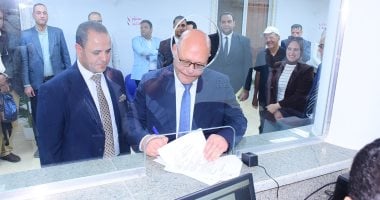 رئيس جامعة سوهاج يوثق أول معاملة رسمية بمكتب الشهر العقارى بالحرم الجامعى