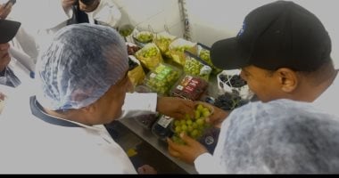 الدكتور مصطفى مدبولى رئيس الوزراء يتذوق العنب
