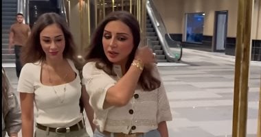 راندا رياض تظهر مع أنغام فى العرض الخاص لمسرحية خيال مريض.. بعد حكم حبسها