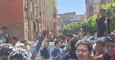 الطبل البلدى والورود يزينان فرحة طلاب أسيوط بآخر أيام الثانوية العامة