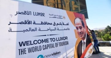 مدينة الأقصر تركب لوحات ترحيبية جديدة بسياح العالم بشارع المطار الدولى
