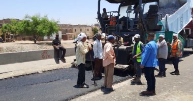 مدينة أرمنت تجرى عمليات رصف وتطوير الطريق الزراعى الغربى لخدمة السائقين والأهالى