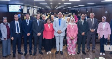 محافظ الإسكندرية ونائب وزير الصحة يكرمان القابلات تقديرًا لدورهن فى حماية صحة الأم والطفل