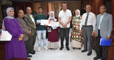 مدير تعليم سوهاج يكرم الفائزين فى مسابقات التربية الاجتماعية
