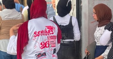 احتفال نهاية العام.. طالبات يؤدون آخر امتحان الثانوية العامة فى بورسعيد