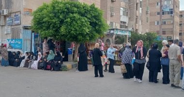 تواجد أولياء الأمور في انتظار أبنائهم وانتظام آخر امتحانات الثانوية العامة بكفر الشيخ
