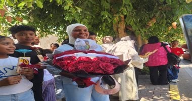 ورد وحلوى فى انتظار طلبة الثانوية العامة بالأقصر قبل خروجهم من اللجان