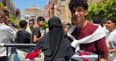 أم تهدى ابنها بوكيه ورد وبوكس هدايا احتفالًا بانتهاء الثانوية العامة