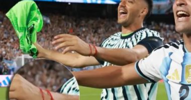 لاعبي منتخب الارجنتين يرتدون السوار الأحمر 