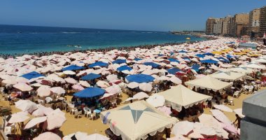 زحام شديد على شواطئ الإسكندرية