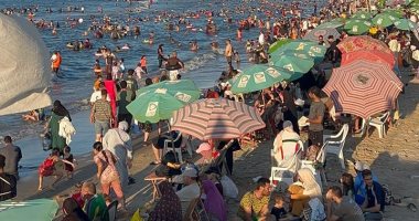 أجواء مميزة وزحام كبير على شواطئ مصيف جمصة.. صور وفيديو