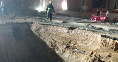 انقاذ سائق سقطت سيارته داخل حفرة