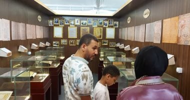 كنوز الأزهر تزين معرض مكتبة الإسكندرية الدولى للكتاب.. متحف مصغر داخل أروقة المعرض يجذب الرواد خاصة الشباب.. مخطوطات نادرة لعلوم الفلك والطب والحساب.. ونسخ من القرآن من العصر العثمانى والمملوكى.. فيديو