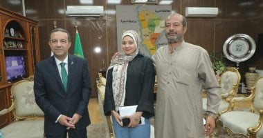 محافظ المنوفية يلتقي الطالبة ندى ويمنحها دعما ماليا تقديرا لكفاحها 
