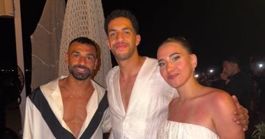محمد صلاح مع شوبير وزوجته