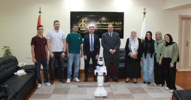 طلاب كلية الهندسة مع عميد هندسة بنها