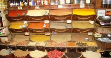 الكركدية بـ300 جنيه.. تعرف على أسعار العطارة فى أسواق أسوان