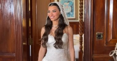 كارمن سليمان وشقيقتها فرح نوفل في حفل الزفاف