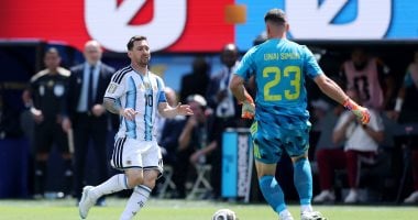 ليونيل ميسي قائد الأرجنتين في صراع مع سيمون حارس اسبانيا