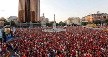 مواطنون إسبان يشجعون منتخب بلادهم في ساحات عامة بالعاصمة مدريد