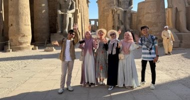 مصر جميلة.. سياح العالم يتحدون الطقس الحار ويستمتعون بزيارة معابد الأقصر