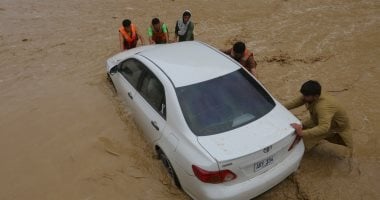سيارات غارقة وسيول جارفة.. شبح الفيضان يسيطر على باكستان