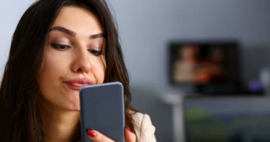 هل يسبب لك تأخر الرد على رسائلك كثيرا من الإزعاج؟ اعرف السبب النفسى
