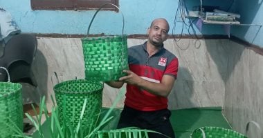 شاب سوهاجى يحول مخلفات البلاستيك لتحف منزلية.. صور