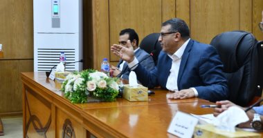 محافظ قنا يستعرض إجراءات حسم ملف أراضى المثلث الذهبى وضمان حقوق المواطنين