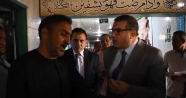 والد مريض أمام محافظ قنا: ابنى محتاج عملية من يوم الجمعة.. والمحافظ: تتعمل دلوقتى