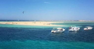 رمال ناصعة ومياه فيروزية مبهجة.. جزيرة توبيا البيضاء وسط البحر أيقونة الاستمتاع فى سفاجا